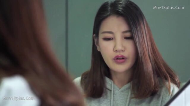 Voksenfilmskuespillerinde Lee Soo, 18 år gammel, optræder i fantastiske sexfilm