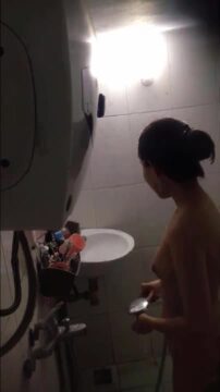 Ujawniono klip przedstawiający dziewczynę kąpiącą się i masturbującą