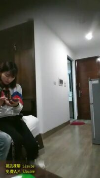 تم تصوير شقيق صيني سرًا وهو يمارس الجنس مع فتاة فيتنامية في الفندق