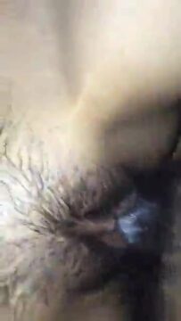 La figa stretta eiacula direttamente sulla bocca della figa